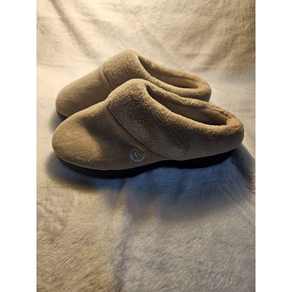 Isotoner Womens Size 7.5-8 House Slippers Beige Machine Washable Comfort Slip-On